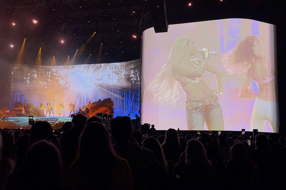 Zara Larsson esiintymässä Flow-festareilla Helsingissä 2026