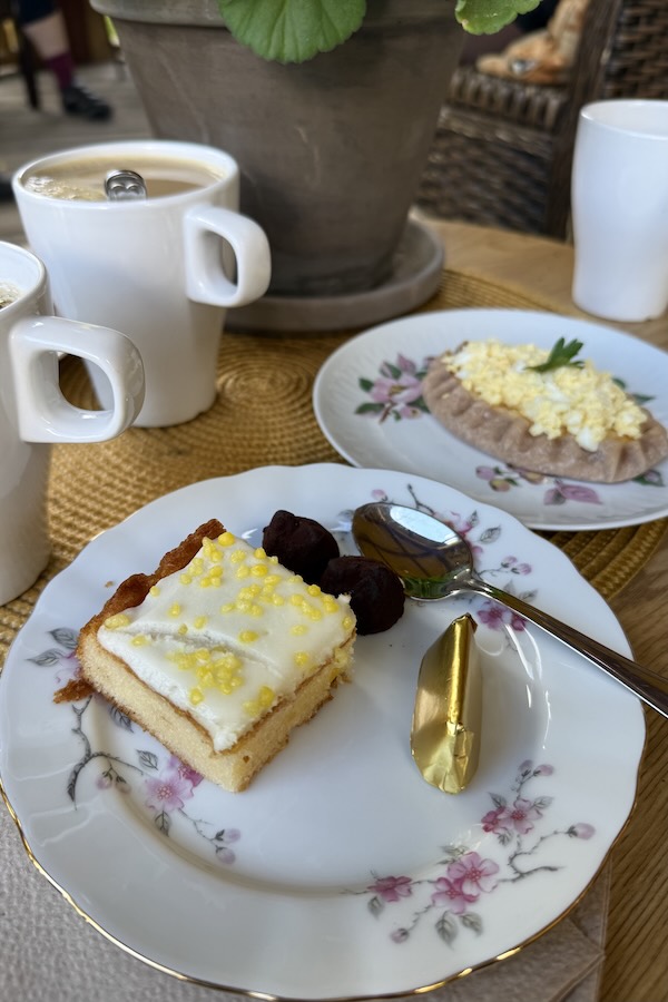 Kahvila Aino Ackten huvilassa Helsingissä