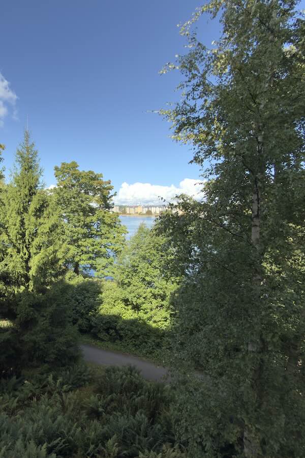 Maisemia Aino Ackten huvilalla Helsingissä