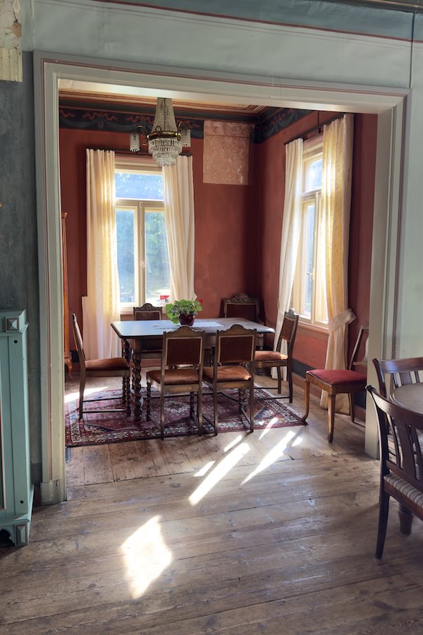 Sisustusta Aino Ackten huvilassa Helsingissä