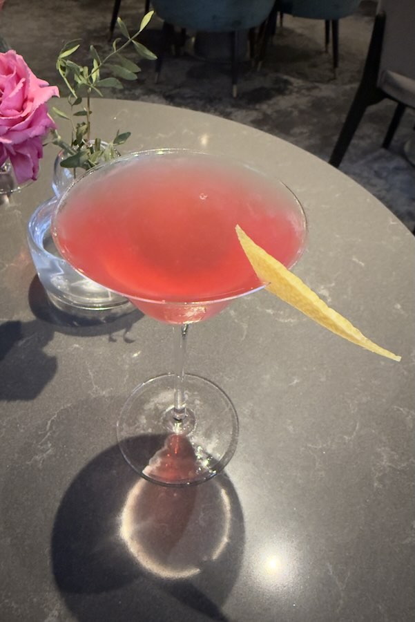 Cosmopolitan drinkki Hansa Cafe Bar Brasserie