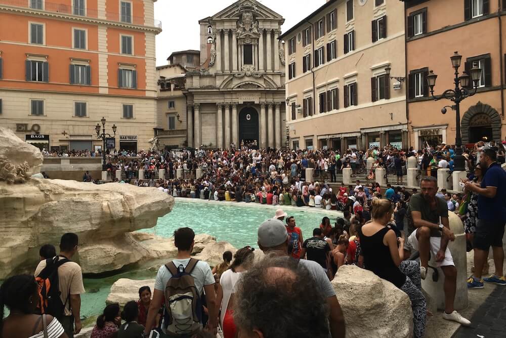 Turisteja Fontana di Trevi suihkulähteellä